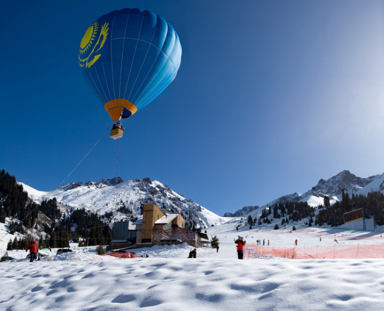 Воздушные шарики зимой. Зимние полеты на воздушном шаре. Полет на воздушном шаре зима. Воздушный шар в Шерегеше. Воздушный шар в горах зима.