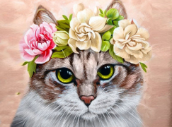 Кошка с венком из цветов